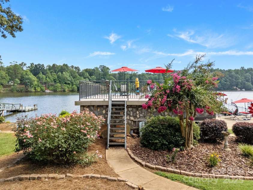 643 Lake Drive, Lexington, NC 27292.  MLS# CAR4277552, YatesRealty ID 28214. This yard is perfectly manicured front to back!