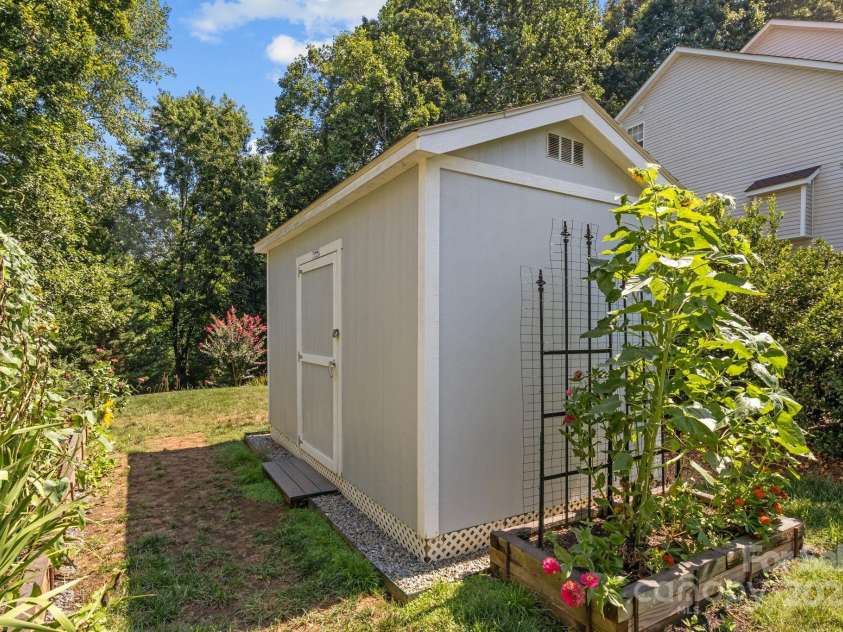 165 Walnut Avenue, Mount Holly, NC 28120.  MLS# CAR4285019, YatesRealty ID 28216. 