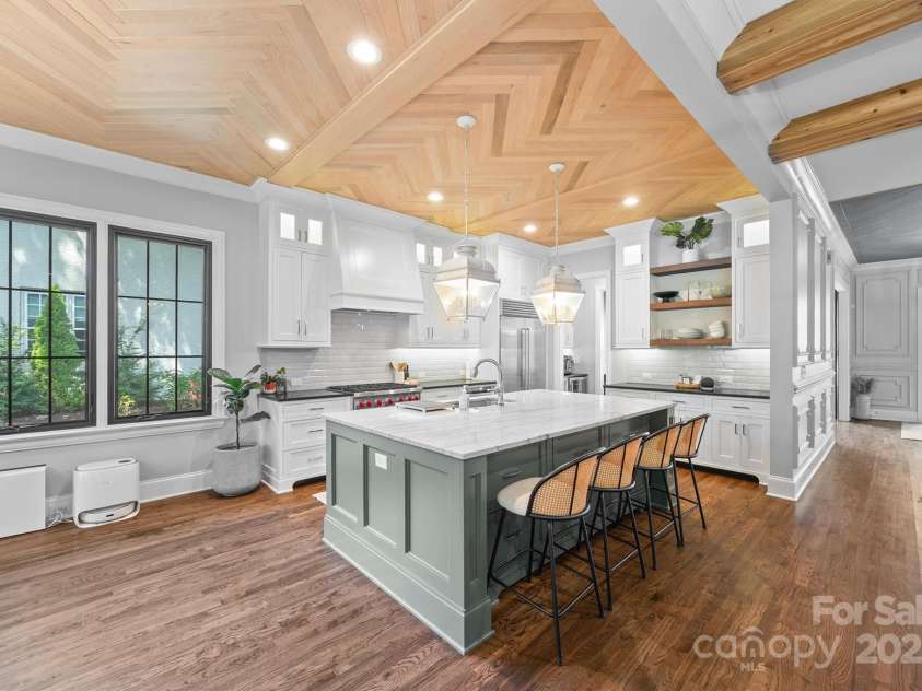 1223 Home Place, Matthews, NC 28105.  MLS# CAR4265332, YatesRealty ID 28217. The perfect kitchen for entertaining, hosting, & more