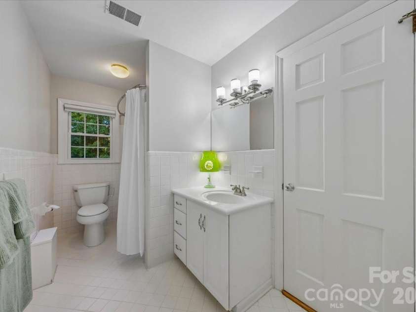 409 Whitestone Road, Charlotte, NC 28270.  MLS# CAR4383558, YatesRealty ID 28218. Bathroom