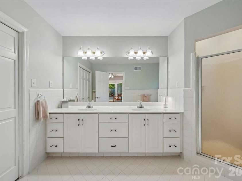 409 Whitestone Road, Charlotte, NC 28270.  MLS# CAR4383558, YatesRealty ID 28218. En suite Bath