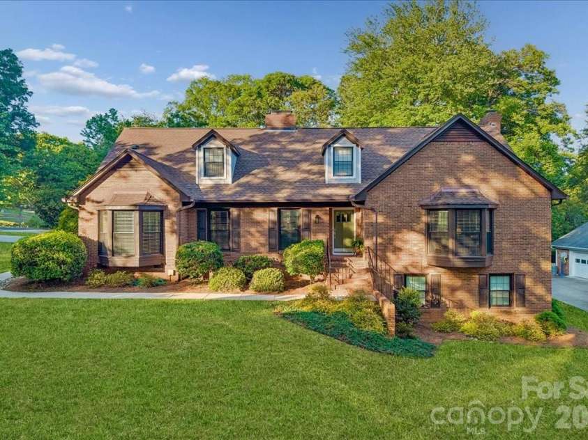 409 Whitestone Road, Charlotte, NC 28270.  MLS# CAR4383558, YatesRealty ID 28218. Huge front yard