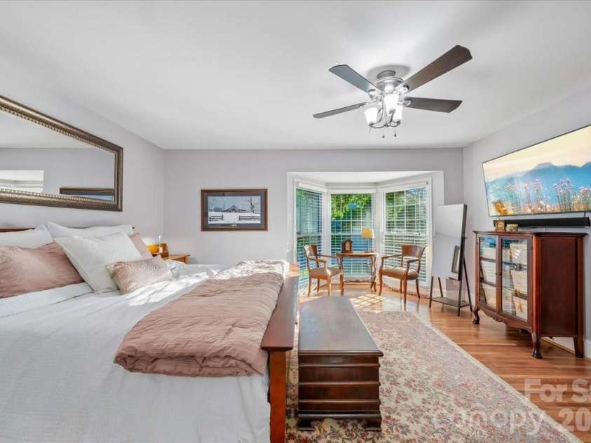 409 Whitestone Road, Charlotte, NC 28270.  MLS# CAR4383558, YatesRealty ID 28218. Lots of light