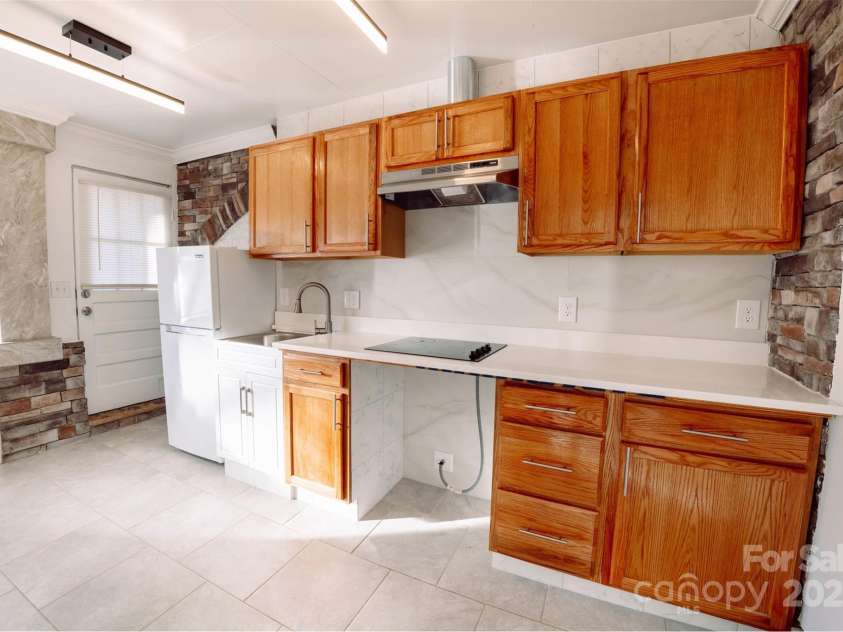 152 Woodlynn Drive, Charlotte, NC 28214.  MLS# CAR4207803, YatesRealty ID 2822. Apartments kitchen