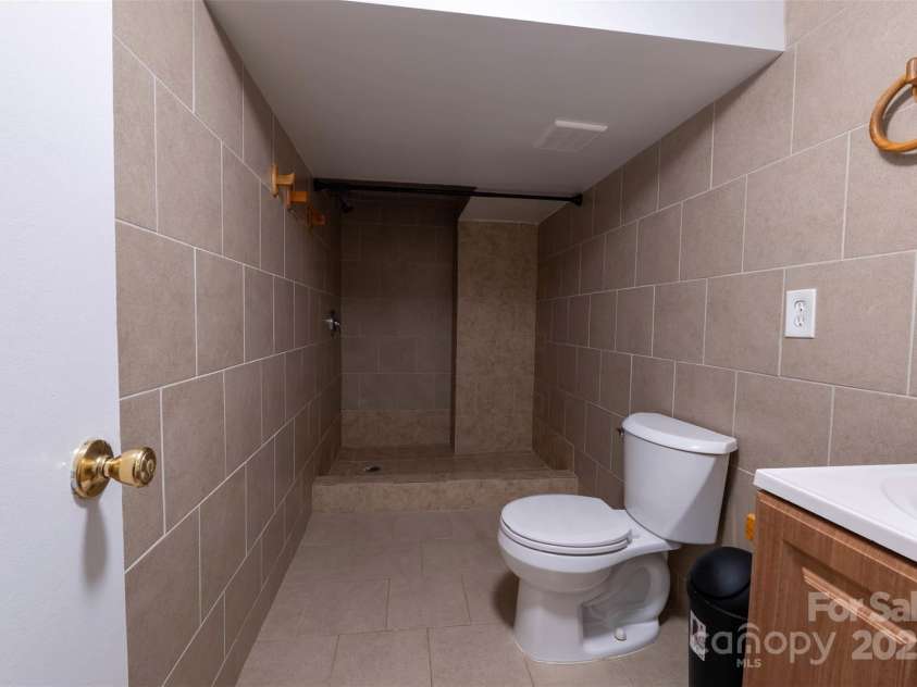 152 Woodlynn Drive, Charlotte, NC 28214.  MLS# CAR4207803, YatesRealty ID 2822. Bath 1