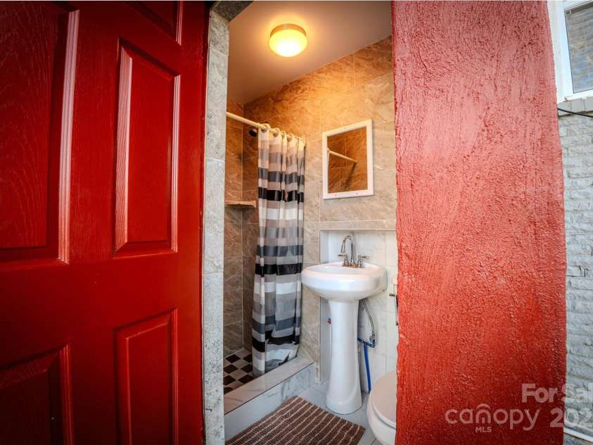 152 Woodlynn Drive, Charlotte, NC 28214.  MLS# CAR4207803, YatesRealty ID 2822. Exterior full bath