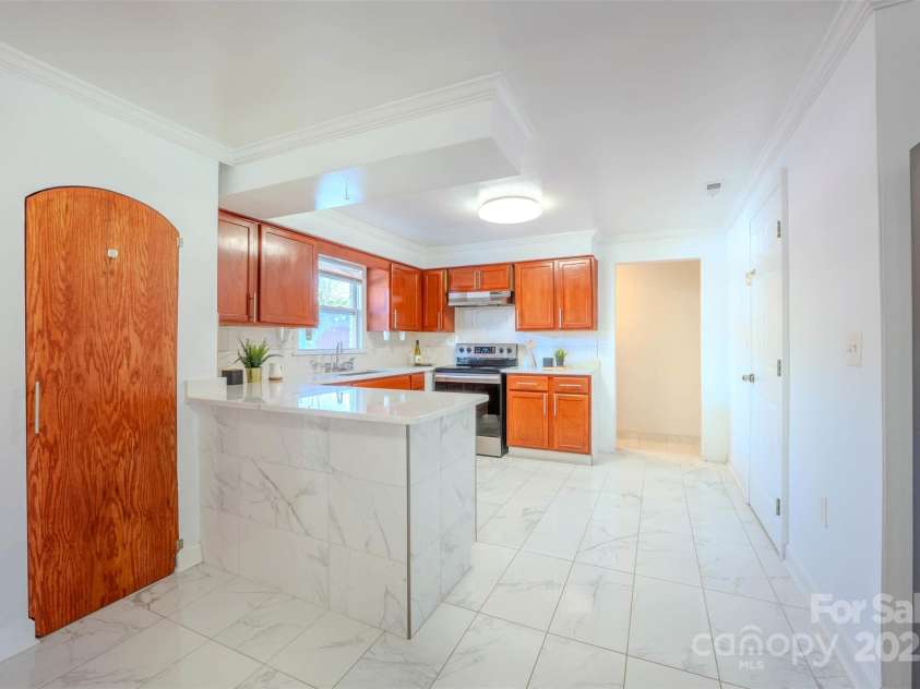 152 Woodlynn Drive, Charlotte, NC 28214.  MLS# CAR4207803, YatesRealty ID 2822. Kitchen main floor