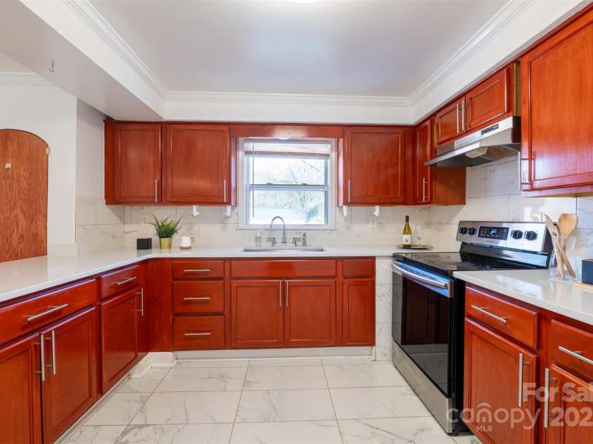 152 Woodlynn Drive, Charlotte, NC 28214.  MLS# CAR4207803, YatesRealty ID 2822. Kitchen view