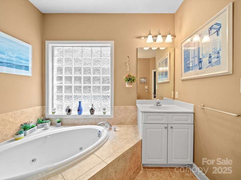 208 Catawba Crest Lane, Clover, SC 29710.  MLS# CAR4284413, YatesRealty ID 28223. 