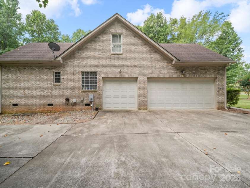 208 Catawba Crest Lane, Clover, SC 29710.  MLS# CAR4284413, YatesRealty ID 28223. 