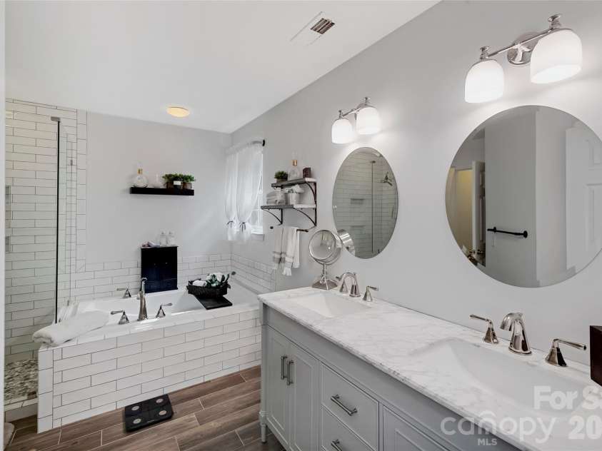 7818 Antique Circle, Waxhaw, NC 28173.  MLS# CAR4386189, YatesRealty ID 28224. Primary Bath Tub