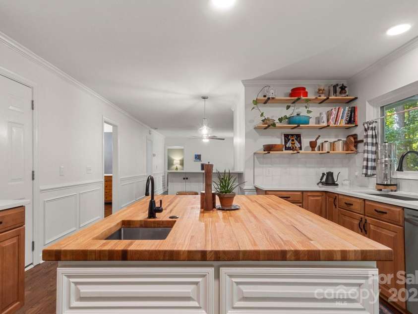 12602 Angel Oak Drive, Huntersville, NC 28078.  MLS# CAR4259942, YatesRealty ID 28225. 2nd sink in the island comes in handy!