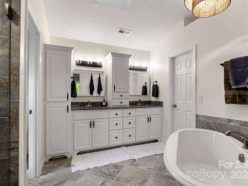 12602 Angel Oak Drive, Huntersville, NC 28078.  MLS# CAR4259942, YatesRealty ID 28225. Primary bath with dual vanities and 2 walk in closets