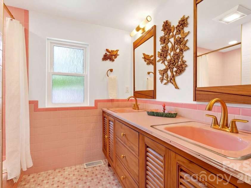 219 Flat Creek Road, Black Mountain, NC 28711.  MLS# CAR4388002, YatesRealty ID 28226. 