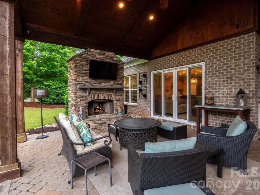 10609 Waxhaw Manor Drive, Waxhaw, NC 28173.  MLS# CAR4389027, YatesRealty ID 28229. 