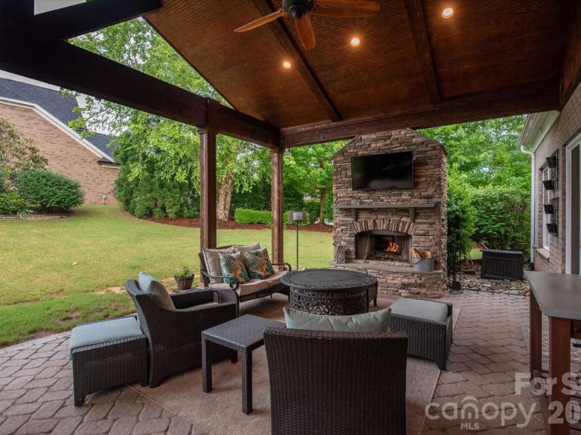 10609 Waxhaw Manor Drive, Waxhaw, NC 28173.  MLS# CAR4389027, YatesRealty ID 28229. 