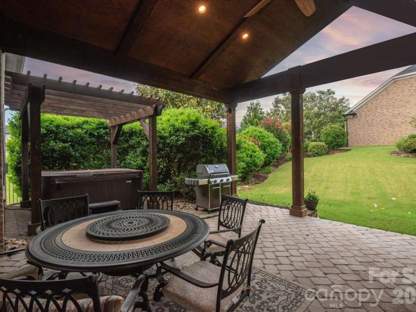 10609 Waxhaw Manor Drive, Waxhaw, NC 28173.  MLS# CAR4389027, YatesRealty ID 28229. 