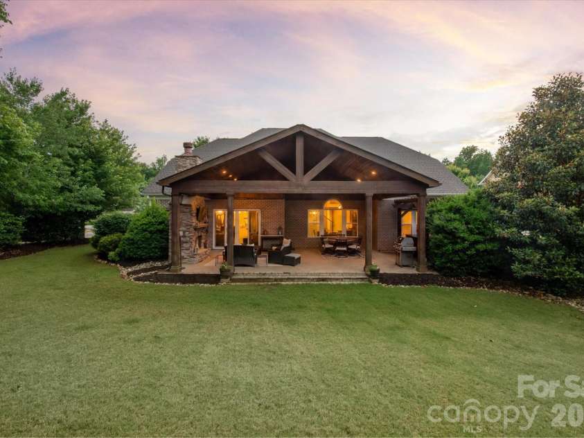 10609 Waxhaw Manor Drive, Waxhaw, NC 28173.  MLS# CAR4389027, YatesRealty ID 28229. 