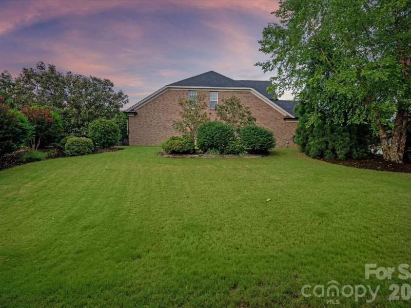 10609 Waxhaw Manor Drive, Waxhaw, NC 28173.  MLS# CAR4389027, YatesRealty ID 28229. 