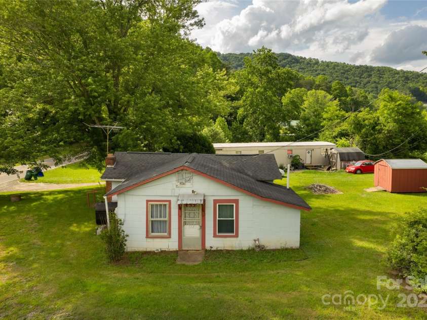 153 Beaverdam Loop Road, Candler, NC 28715.  MLS# CAR4277972, YatesRealty ID 28230. 