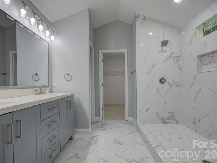 520 Grantham Lane, Charlotte, NC 28262.  MLS# CAR4389594, YatesRealty ID 28230. 