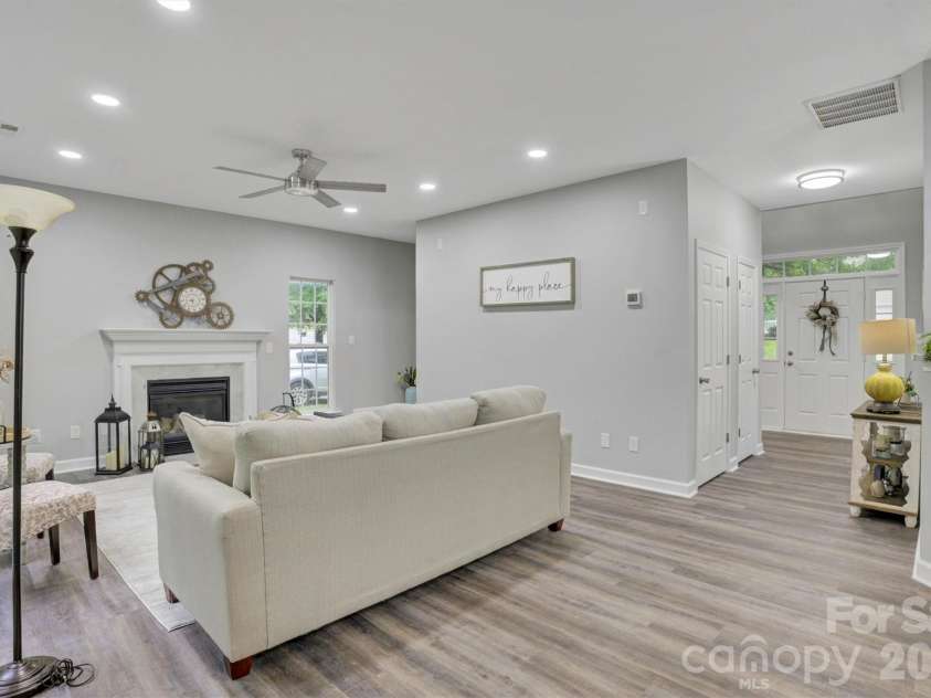 520 Grantham Lane, Charlotte, NC 28262.  MLS# CAR4389594, YatesRealty ID 28230. 