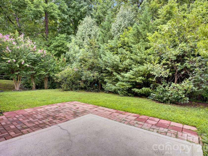 520 Grantham Lane, Charlotte, NC 28262.  MLS# CAR4389594, YatesRealty ID 28230. 