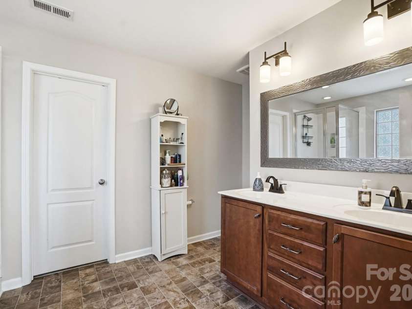 1231 Tranquil Falls Lane, Matthews, NC 28104.  MLS# CAR4390009, YatesRealty ID 28232. Primary Suite