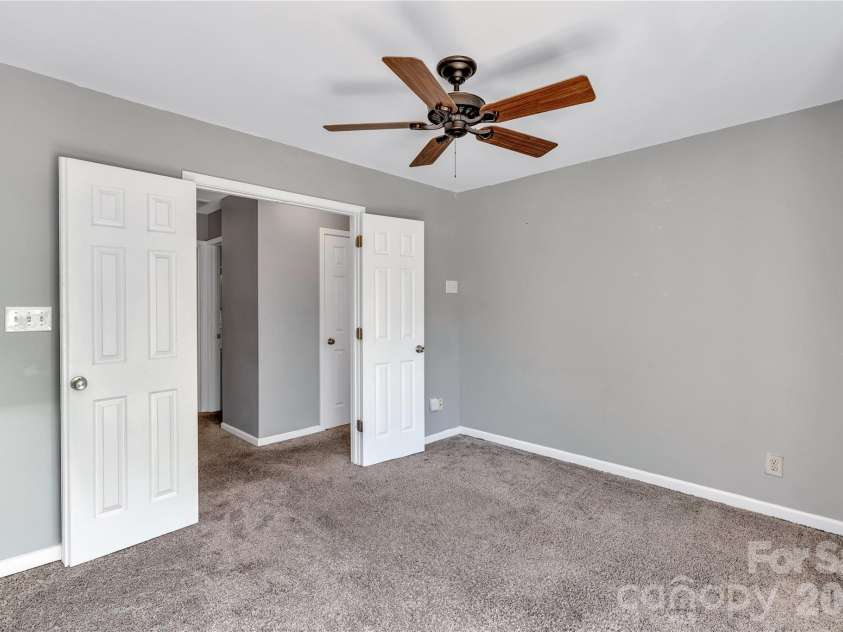 9423 Willow Tree Lane, Charlotte, NC 28277.  MLS# CAR4399596, YatesRealty ID 28234. 