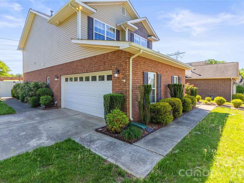 1758 Newland Road, Denver, NC 28037.  MLS# CAR4319388, YatesRealty ID 28238. Dining with a Backyard View