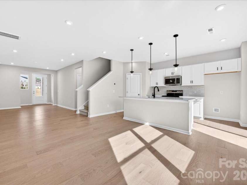 6053 Longar Lane, Charlotte, NC 28269.  MLS# CAR4368932, YatesRealty ID 28239. Ample Natural light