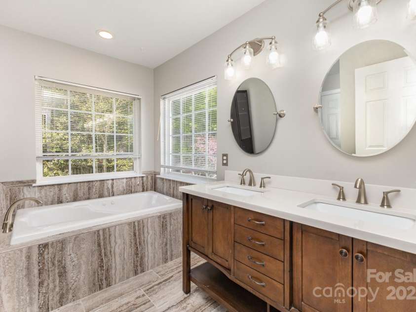 10429 Madison Park Drive, Charlotte, NC 28269.  MLS# CAR4241985, YatesRealty ID 2824. Master Bathroom