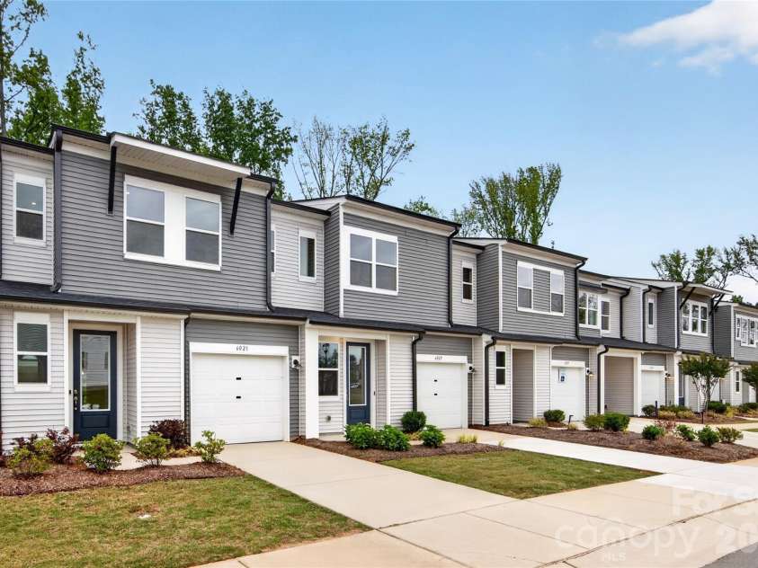 6021 Longar Lane, Charlotte, NC 28269.  MLS# CAR4376915, YatesRealty ID 28240. End unit townhome in Charlotte, NC