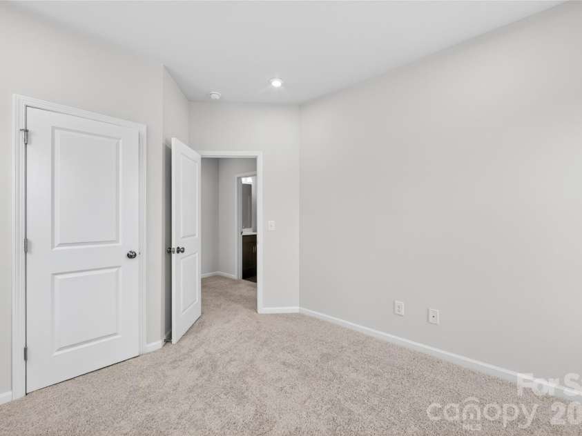 6021 Longar Lane, Charlotte, NC 28269.  MLS# CAR4376915, YatesRealty ID 28240. Third bedroom