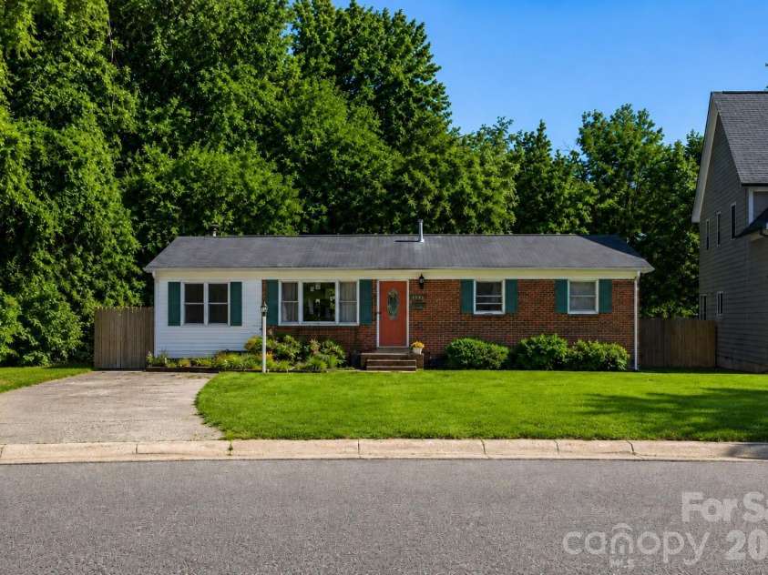 1122 Zion Court, Charlotte, NC 28209.  MLS# CAR4383577, YatesRealty ID 28241. Exterior front 
