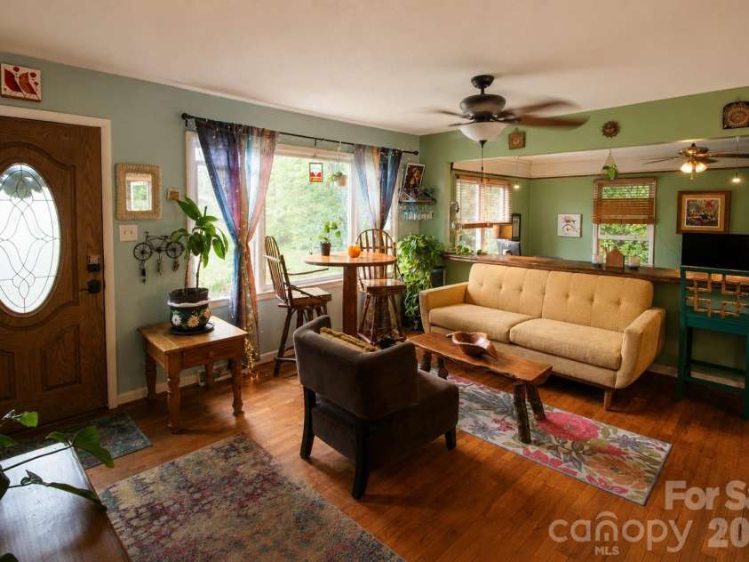 1122 Zion Court, Charlotte, NC 28209.  MLS# CAR4383577, YatesRealty ID 28241. Interior Living room