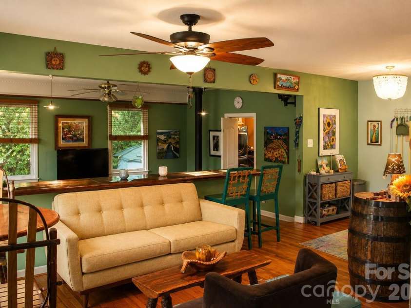 1122 Zion Court, Charlotte, NC 28209.  MLS# CAR4383577, YatesRealty ID 28241. Interior Living room