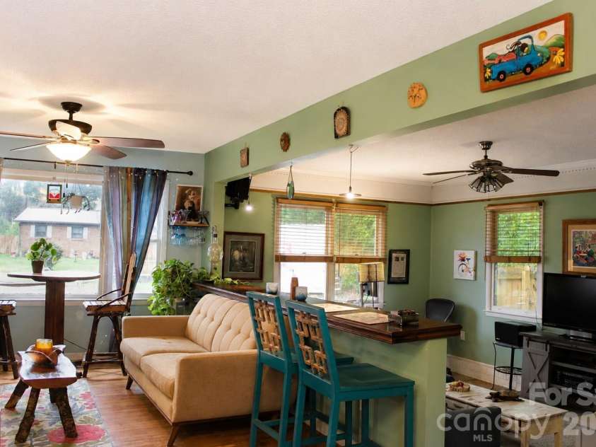1122 Zion Court, Charlotte, NC 28209.  MLS# CAR4383577, YatesRealty ID 28241. Interior Living room