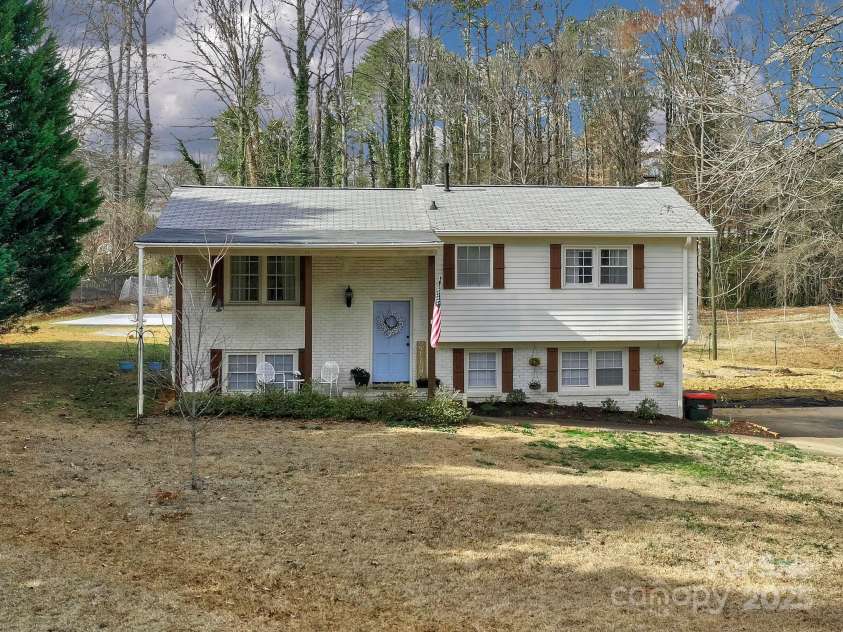432 Lake Shore Drive, Fort Mill, SC 29715.  MLS# CAR4285708, YatesRealty ID 28246. 