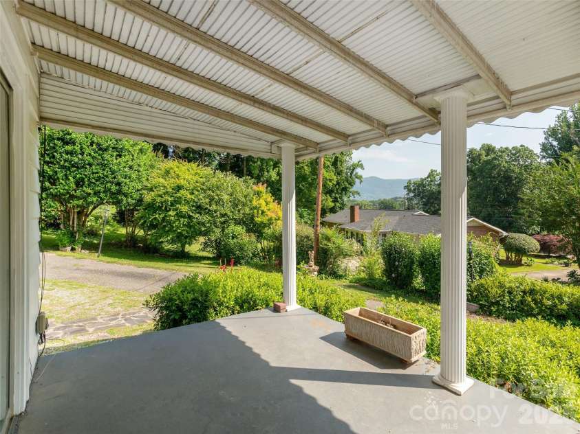 34 Lockhart Road, Tryon, NC 28782.  MLS# CAR4350844, YatesRealty ID 2825. 