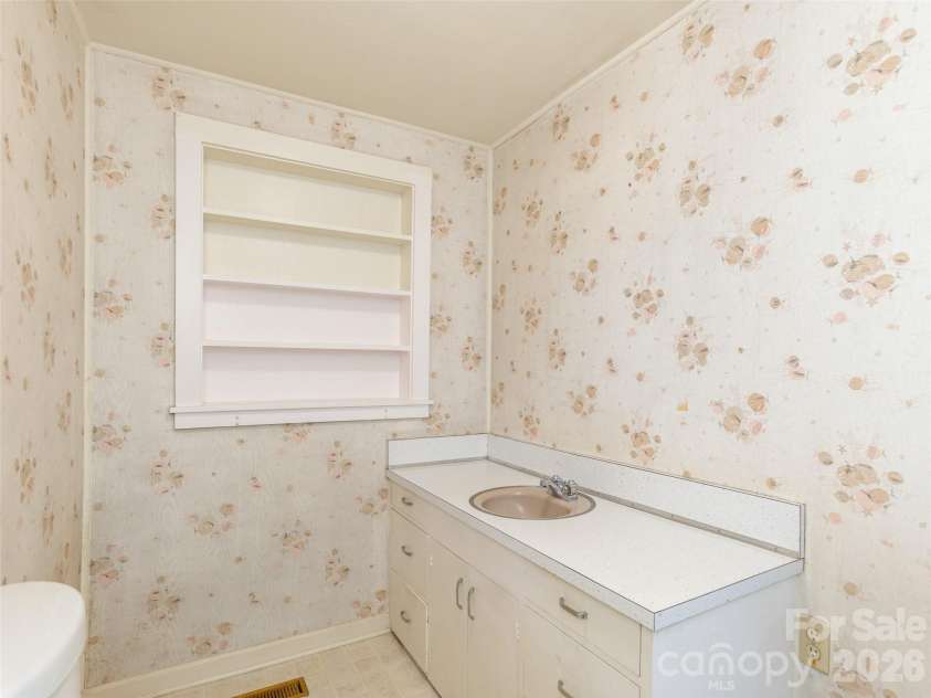 34 Lockhart Road, Tryon, NC 28782.  MLS# CAR4350844, YatesRealty ID 2825. 