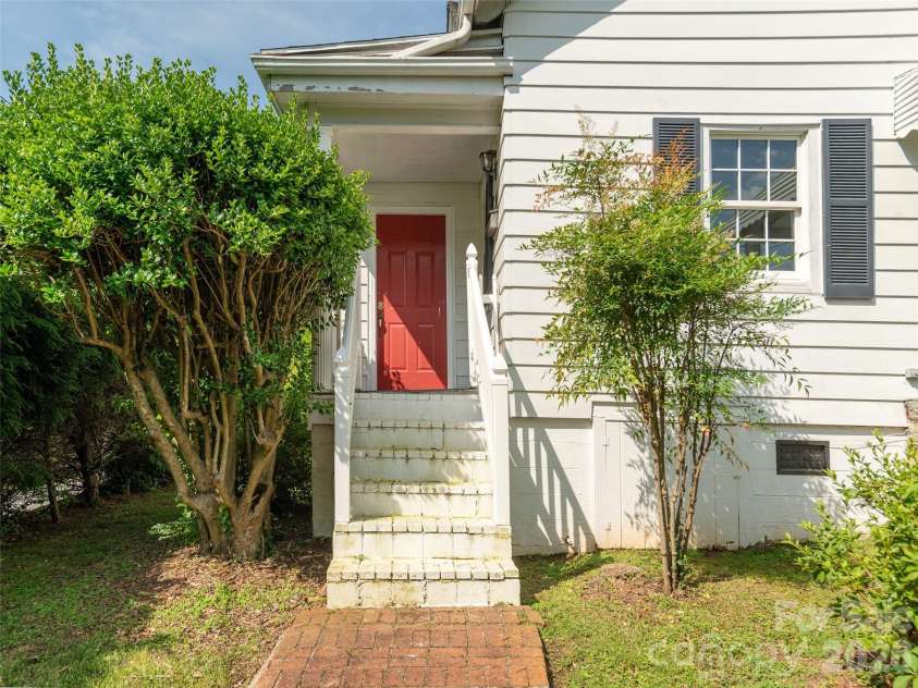 34 Lockhart Road, Tryon, NC 28782.  MLS# CAR4350844, YatesRealty ID 2825. 