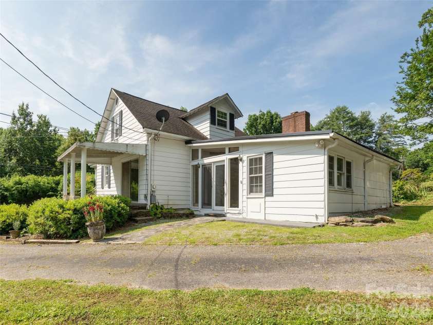 34 Lockhart Road, Tryon, NC 28782.  MLS# CAR4350844, YatesRealty ID 2825. 