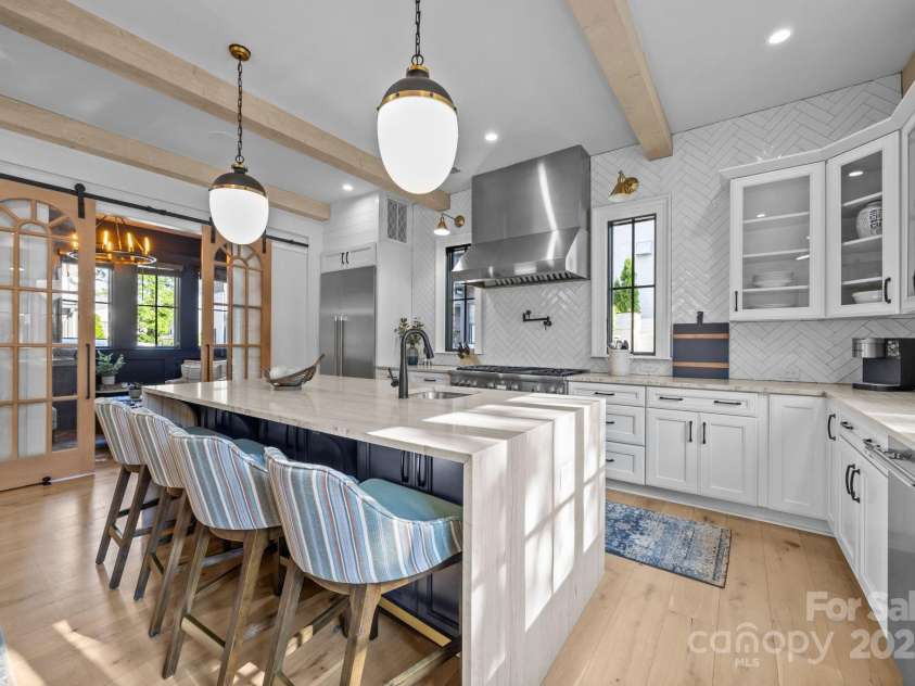 1215 Kings Drive, Charlotte, NC 28207.  MLS# CAR4284126, YatesRealty ID 28250. 
