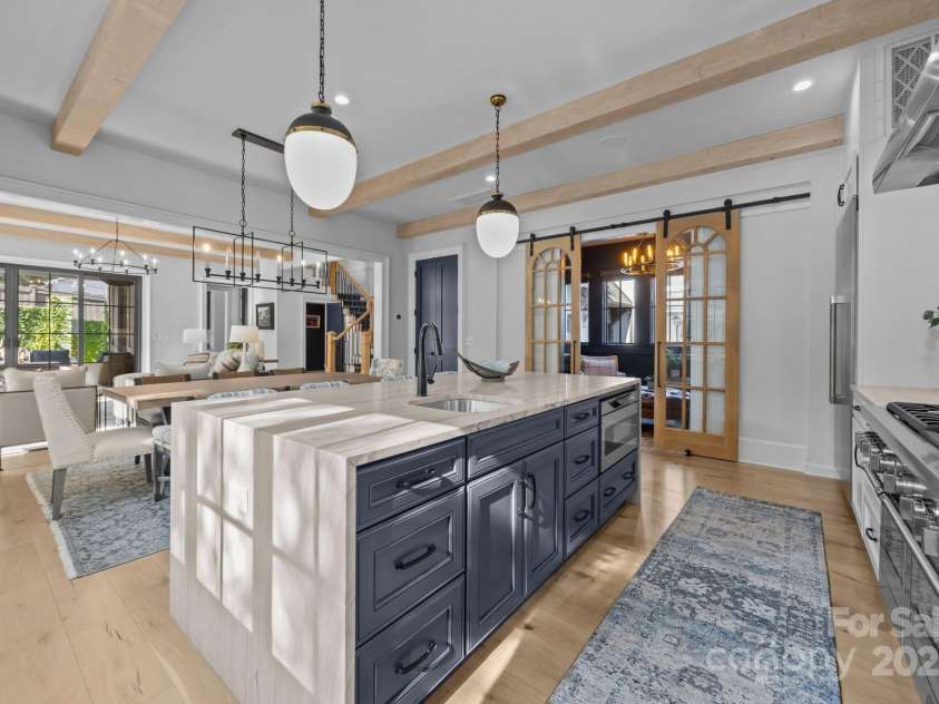 1215 Kings Drive, Charlotte, NC 28207.  MLS# CAR4284126, YatesRealty ID 28250. 