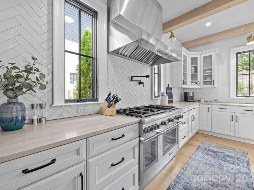 1215 Kings Drive, Charlotte, NC 28207.  MLS# CAR4284126, YatesRealty ID 28250. 