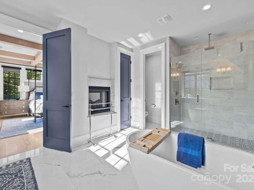 1215 Kings Drive, Charlotte, NC 28207.  MLS# CAR4284126, YatesRealty ID 28250. 