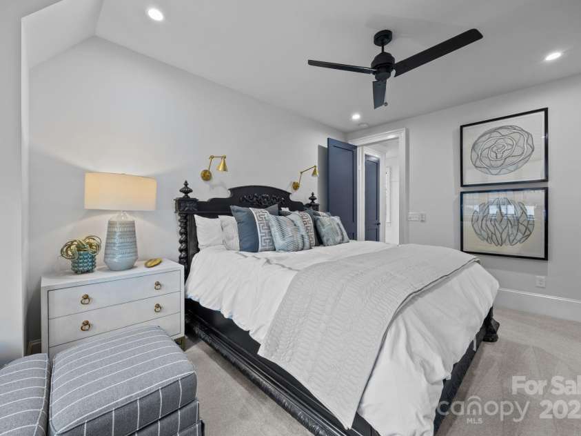 1215 Kings Drive, Charlotte, NC 28207.  MLS# CAR4284126, YatesRealty ID 28250. 