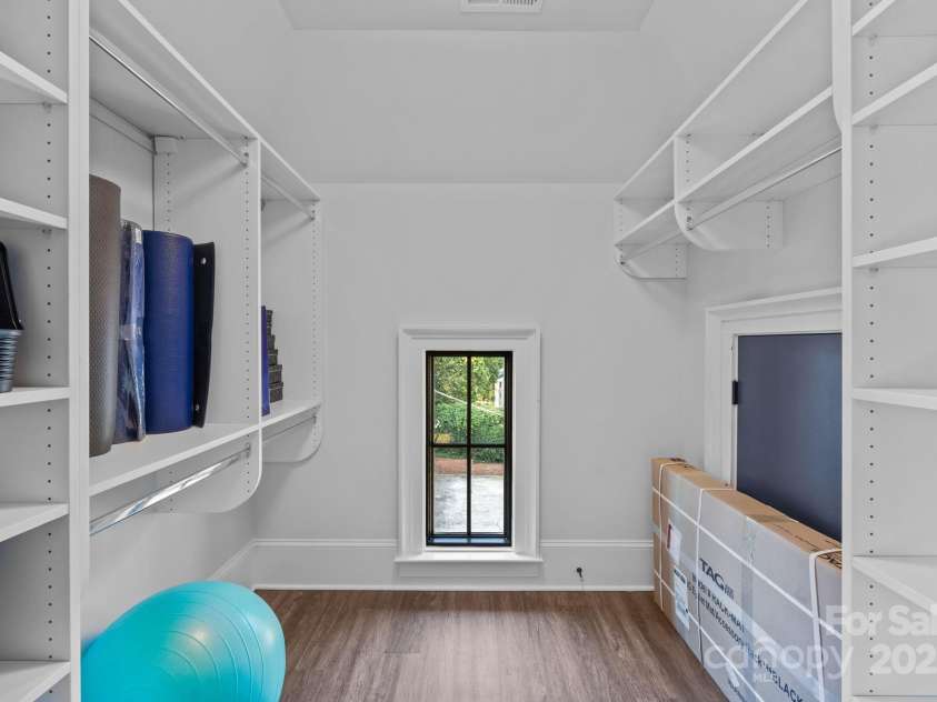 1215 Kings Drive, Charlotte, NC 28207.  MLS# CAR4284126, YatesRealty ID 28250. 