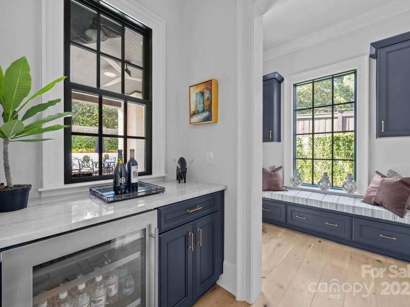 1215 Kings Drive, Charlotte, NC 28207.  MLS# CAR4284126, YatesRealty ID 28250. 